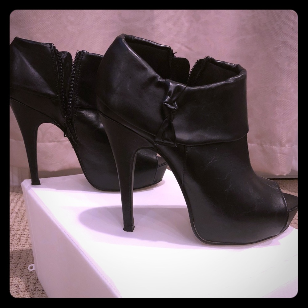 Black open-toe booties 🖤